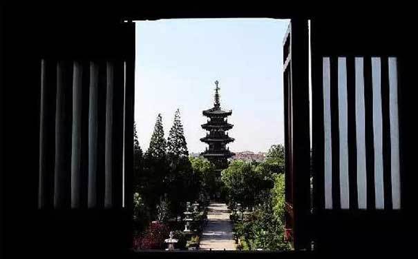 中式古典园林是建筑、山池、园艺、绘画、雕刻以至诗文等多种艺术的综合体。既可观,可居,又使园林景观设计更具有画龙点睛的作用和价值。我国被举世公认为世界园林之母,广西园林工程公司就为大家介绍中式古典园林(图7) 中式古典园林是建筑、山池、园艺、绘画、雕刻以至诗文等多种艺术的综合体。既可观,可居,又使园林景观设计更具有画龙点睛的作用和价值。我国被举世公认为世界园林之母,广西园林工程公司就为大家介绍中式古典园林(图7)