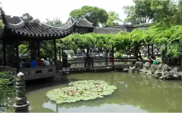 中式古典园林是建筑、山池、园艺、绘画、雕刻以至诗文等多种艺术的综合体。既可观,可居,又使园林景观设计更具有画龙点睛的作用和价值。我国被举世公认为世界园林之母,广西园林工程公司就为大家介绍中式古典园林(图8) 中式古典园林是建筑、山池、园艺、绘画、雕刻以至诗文等多种艺术的综合体。既可观,可居,又使园林景观设计更具有画龙点睛的作用和价值。我国被举世公认为世界园林之母,广西园林工程公司就为大家介绍中式古典园林(图8)